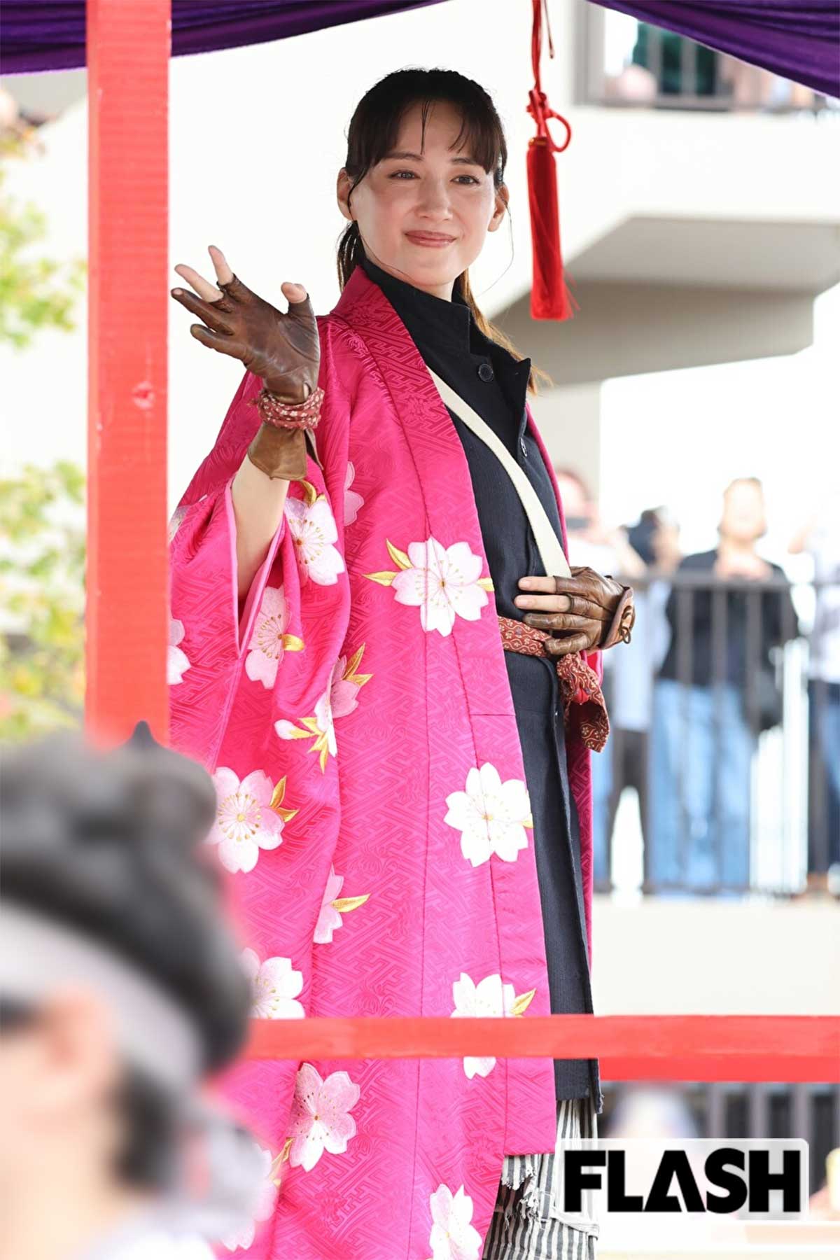 綾瀬はるか 11回目の会津まつり参加、そっくり芸人とのツーショットも披露!“神ファンサ”姿をキャッチ