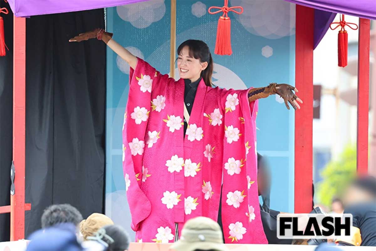 両手を広げる綾瀬はるか