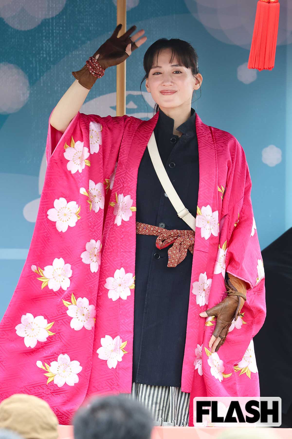 ファンに手をふる綾瀬はるか