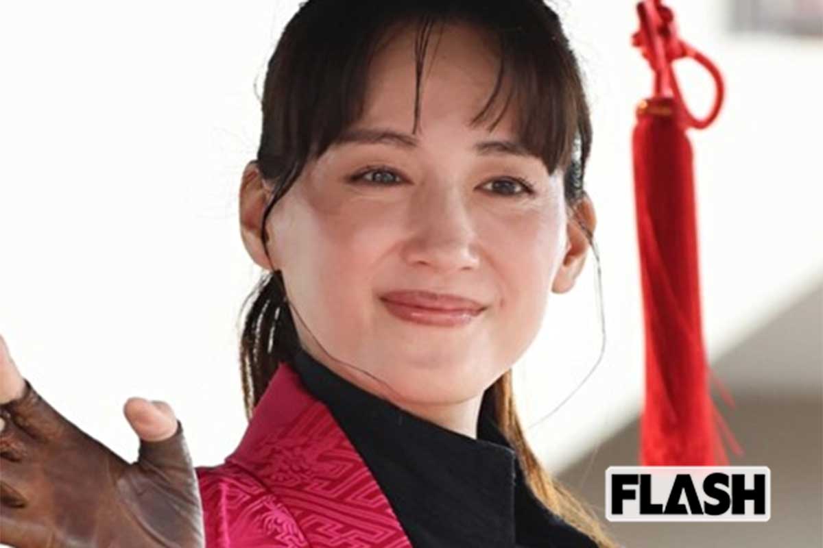 綾瀬はるか　11回目の会津まつり参加、そっくり芸人とのツーショットも披露…