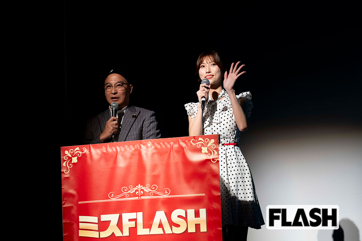 MCのシャバダバふじ（左）とミスFALSH2026板野優花（右）