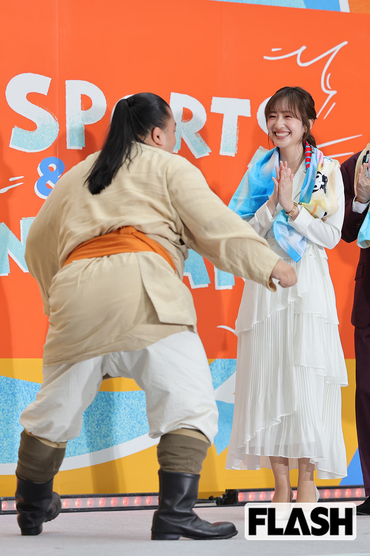 ダンスを披露する富栄ドラム（左）