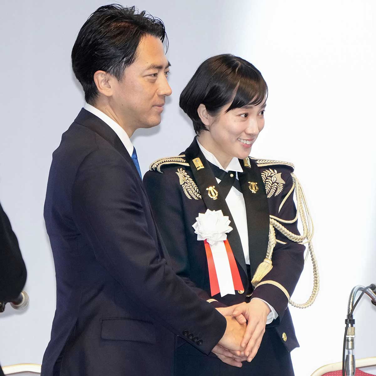 2026年4月、自民党大会で制服姿で国歌斉唱をおこなった鶫（つぐみ）真衣3等陸曹（右）。こちらは政治的な中立性をめぐり、議論となった（写真・共同通信）
