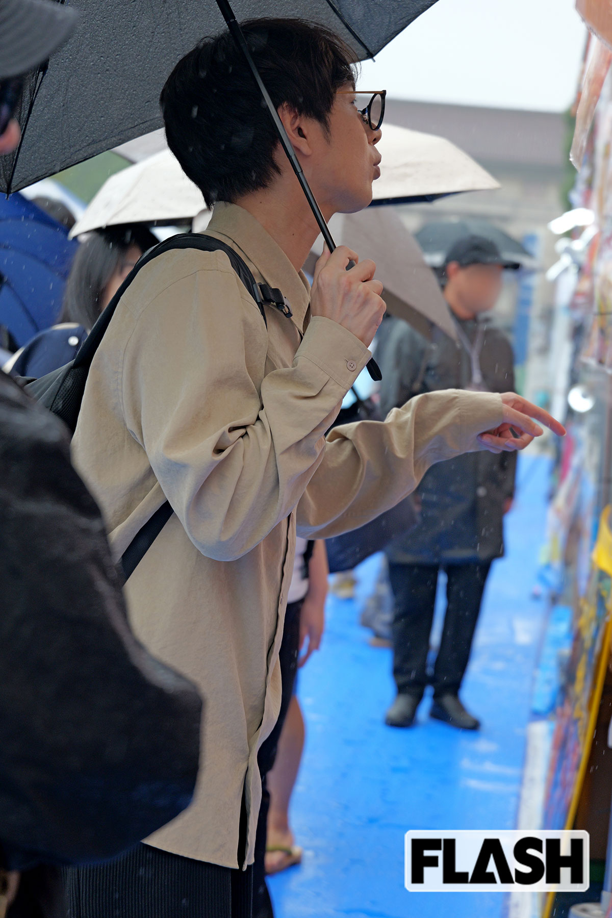 都市伝説がテーマのイベントに参加し、その後のお祭りを楽しむ中丸雄一