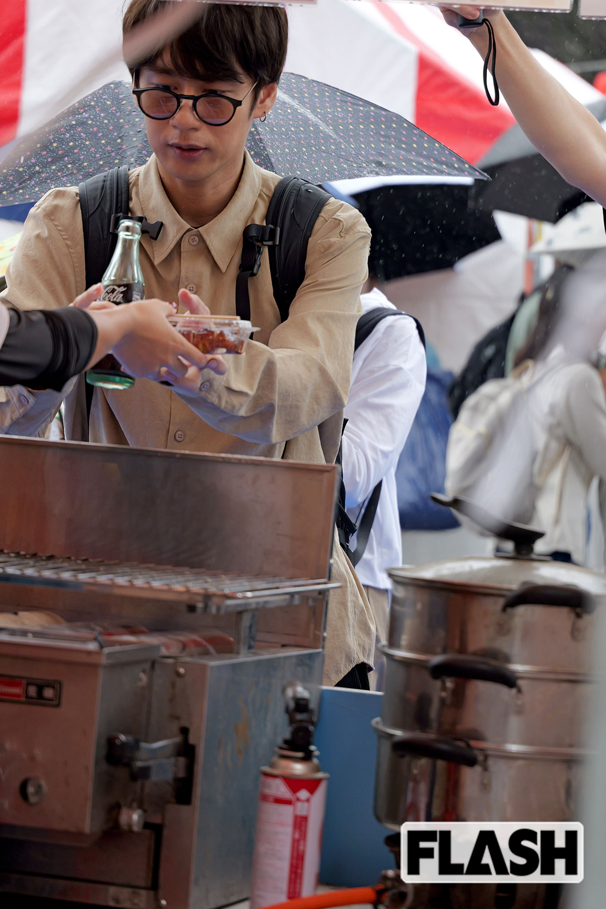 うれしそうにイカ焼きを受け取る中丸雄一