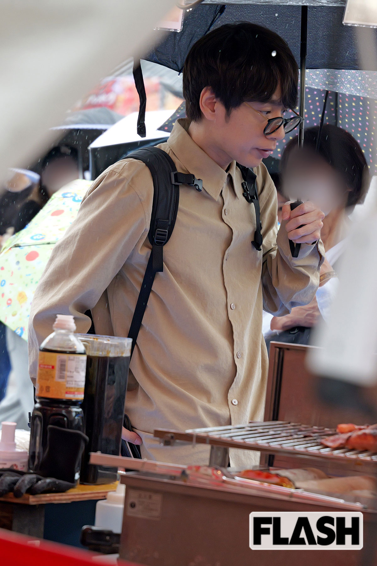 中丸のそばにはマネージャーの姿などはなく、ひとりで出店を訪れていた