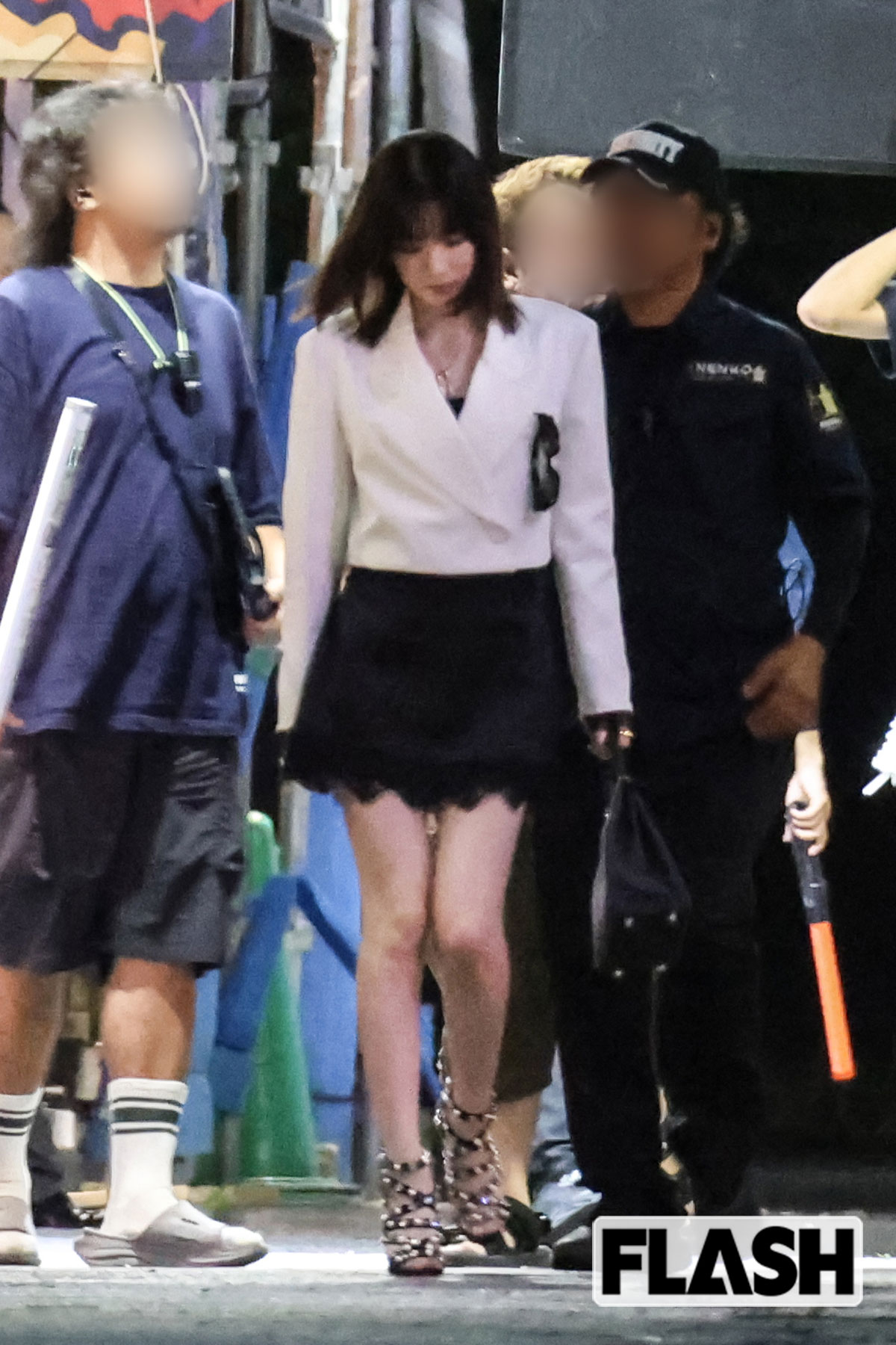 ミニスカ姿でロケをする永野芽郁。白いジャケットが似合っている
