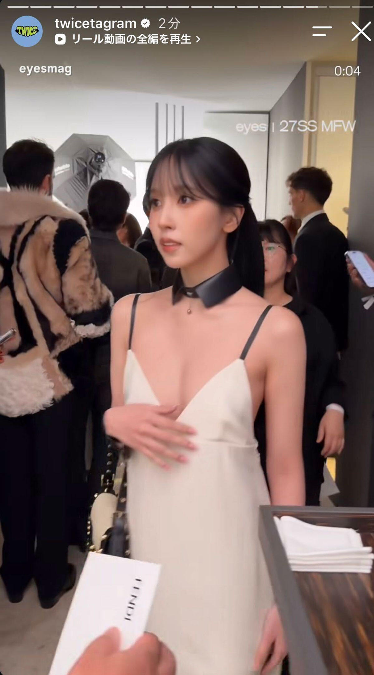 TWICEミナの“胸元ギリギリ”ドレス姿。思わず本人も胸元を押さえる様子が各メディアの動画に映し出された （画像・韓国のウェブメディア『eyesmag』の動画を紹介するTWICEのInstagram「@twicetagram」より）