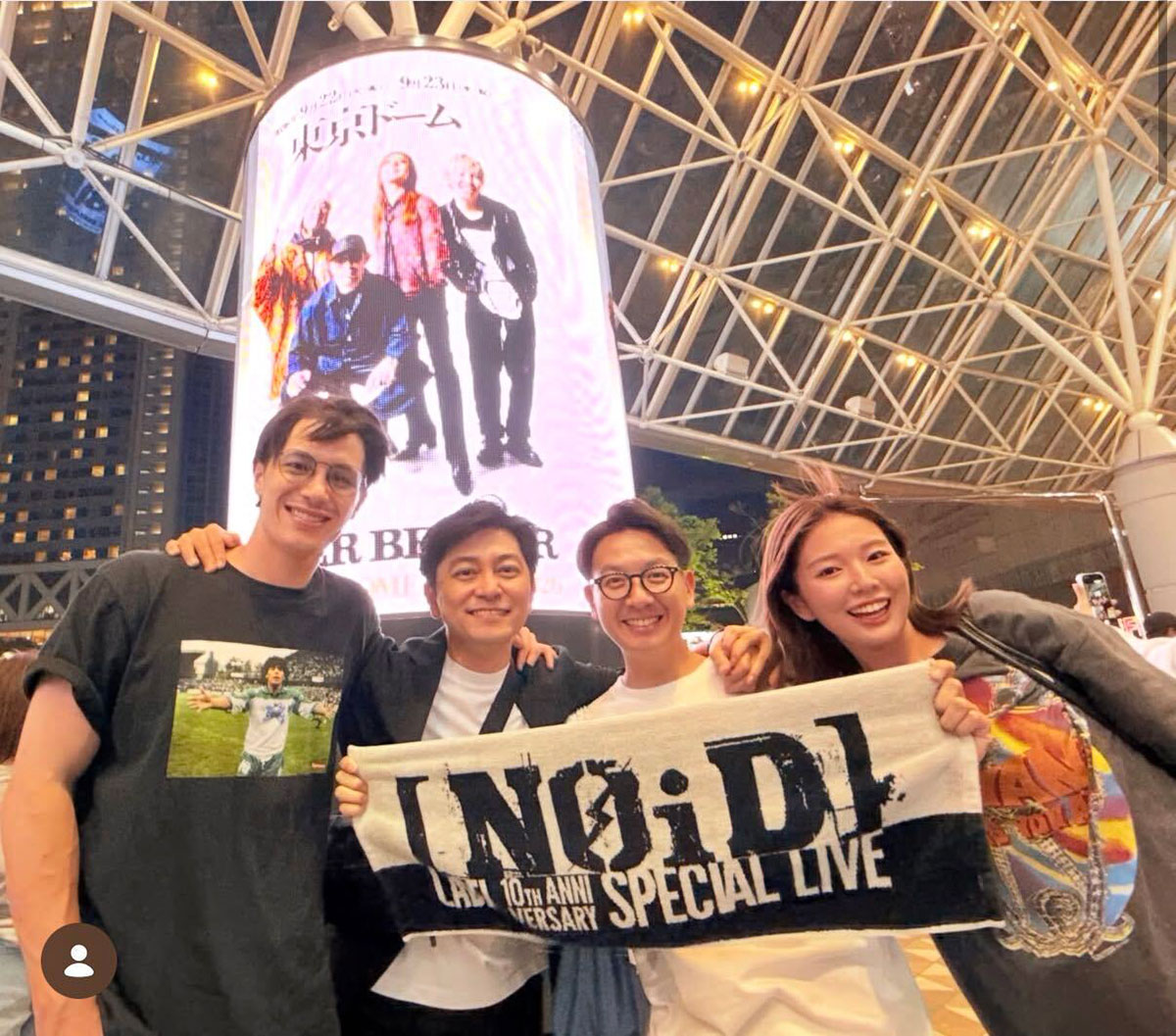 4人組ロックバンド・SUPER BEAVERのライブに参戦したことを報告した、左から、日本テレビの澁谷善ヘイゼルアナ、森圭介アナ、平松修造アナ、黒田みゆアナ(森アナのInstagram《@mori_kei_suke》に9月22日投稿)