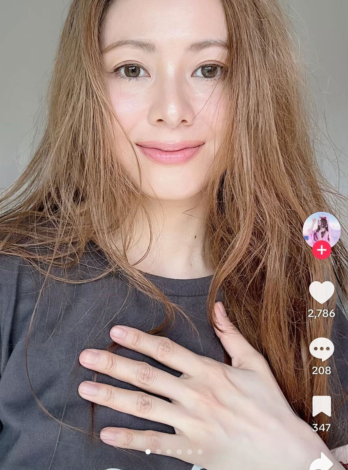 黒髪のイメージが強かった倉木麻衣だが、“金髪＆シャープ眉”にイメチェンした姿に注目が集まっている（画像・TikTok『倉木麻衣　公式アカウント』より）