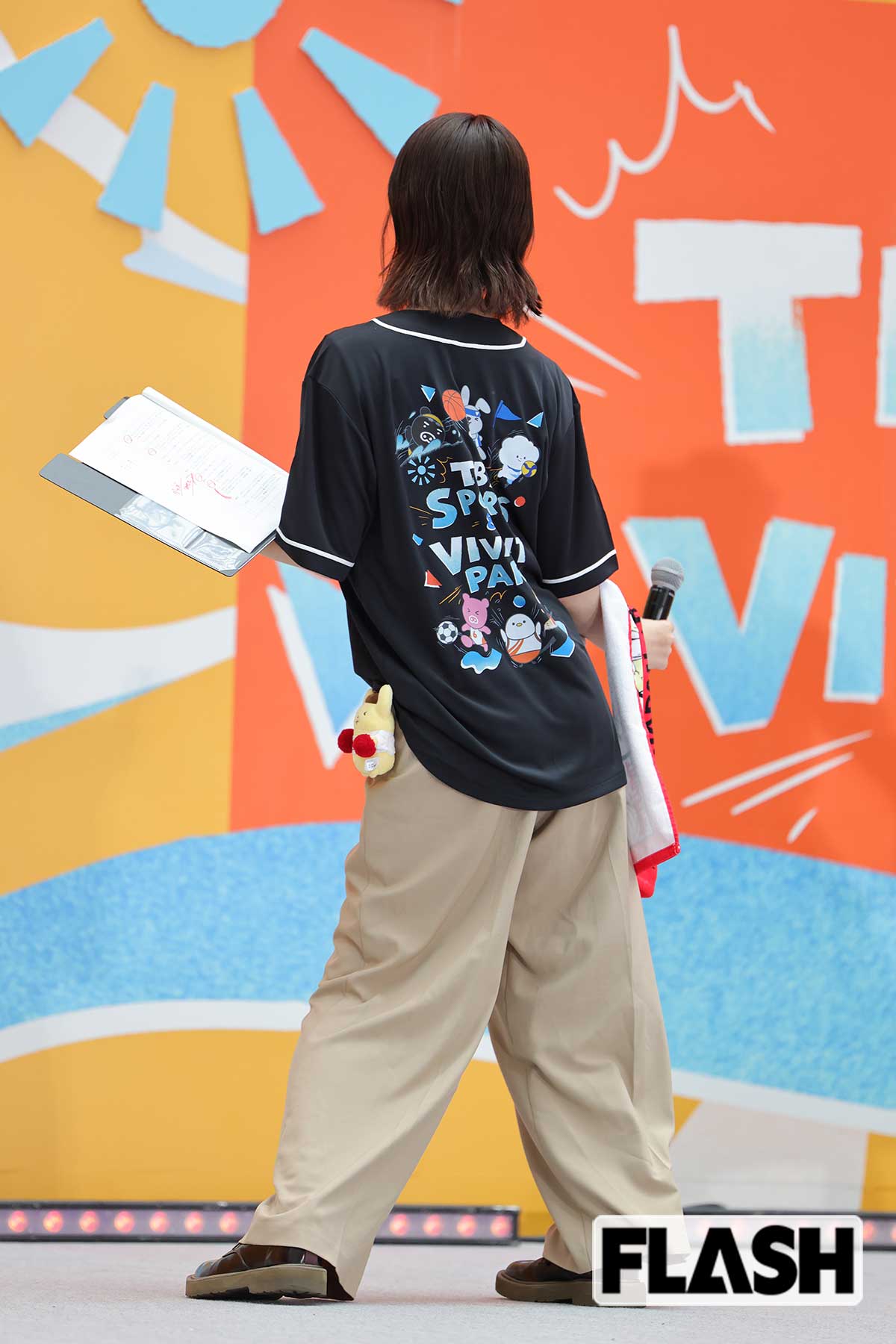 後ろ姿を見せたままダンスをする多田成美アナ