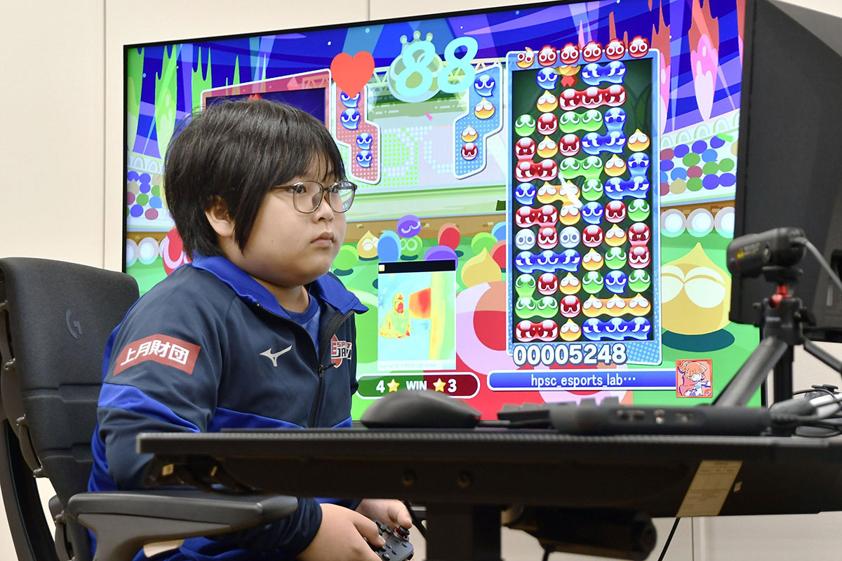 『ぷよぷよ』を練習する栗原悠輝選手（写真・共同通信）