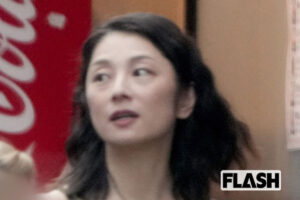 『地面師たち』新作の“極秘撮影”が進行中！小池栄子は「肩＆脚出し」大胆姿でオフィスを闊歩