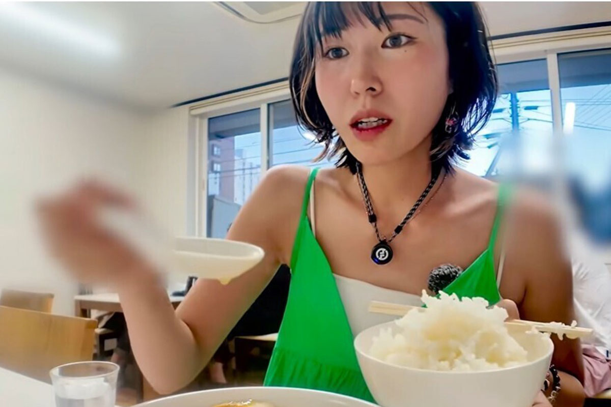 『仰天ニュース』出演の大食い女性YouTuber、ラーメン店で迷い箸&大声の“食事マナー”が物議…「隣の人にガン見されてる」発言にも厳しい目