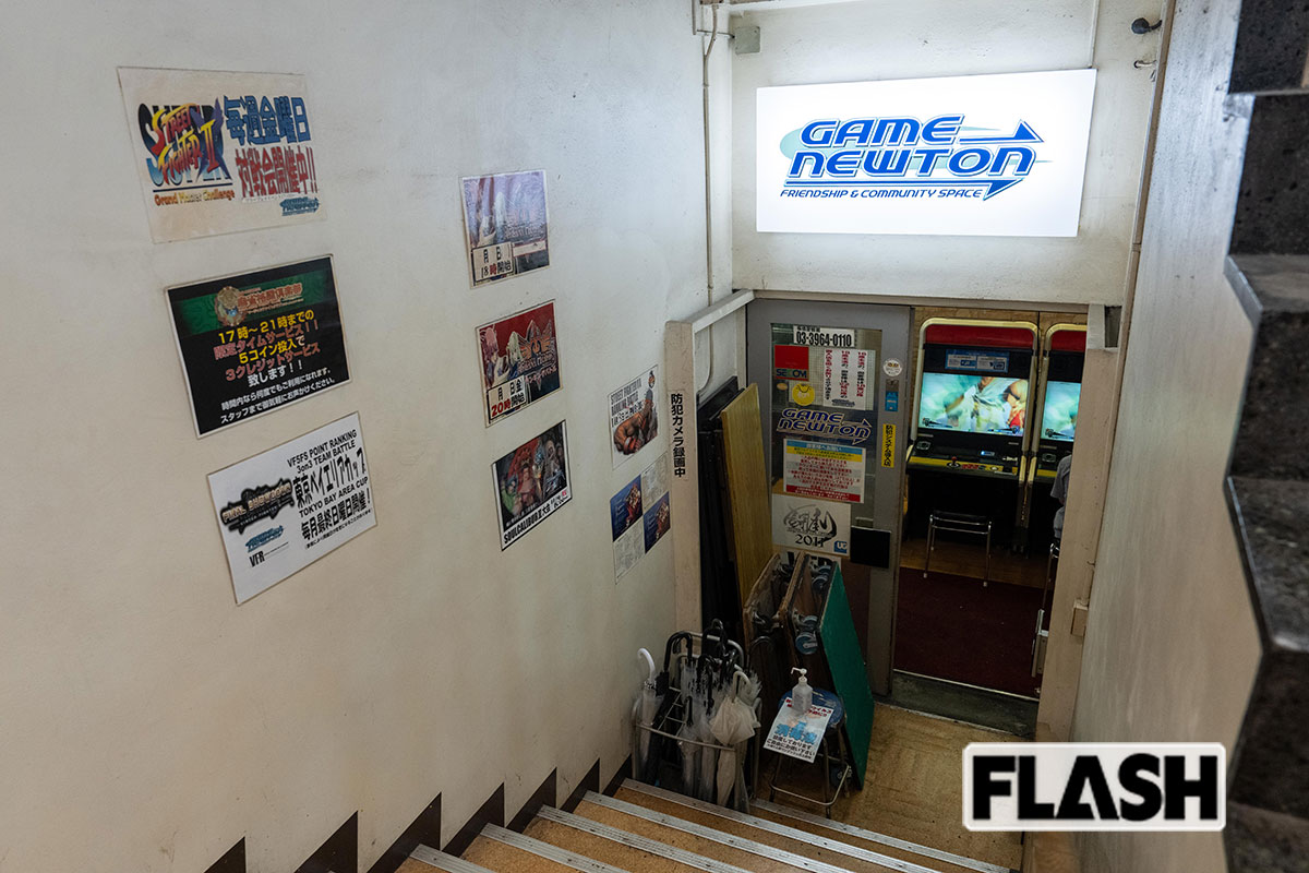 「ゲームニュートン大山店」地下に降りる階段の壁にはフリープレイシステムの案内などが