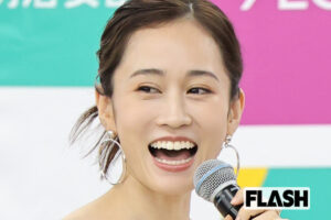 前田敦子、イオンモールに“大胆デコルテ”白ドレスで登場…アイドル卒業・離…