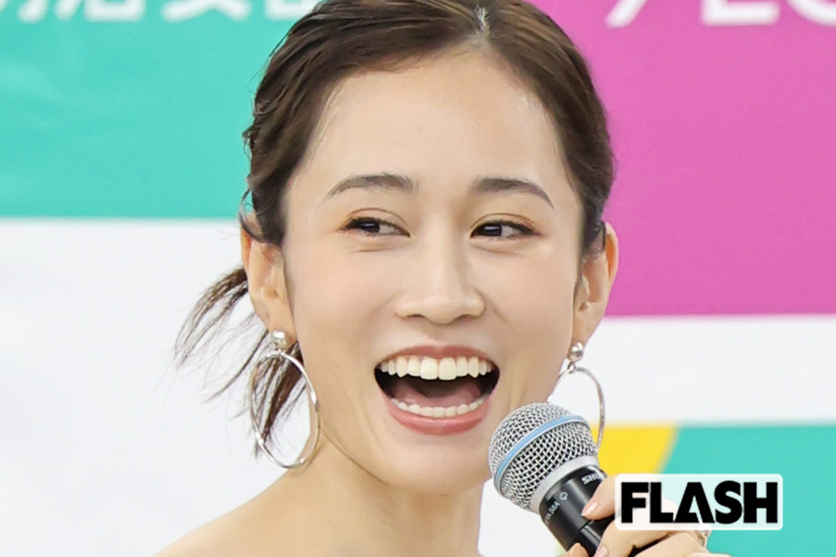 前田敦子、イオンモールに“大胆デコルテ”白ドレスで登場…アイドル卒業・離…