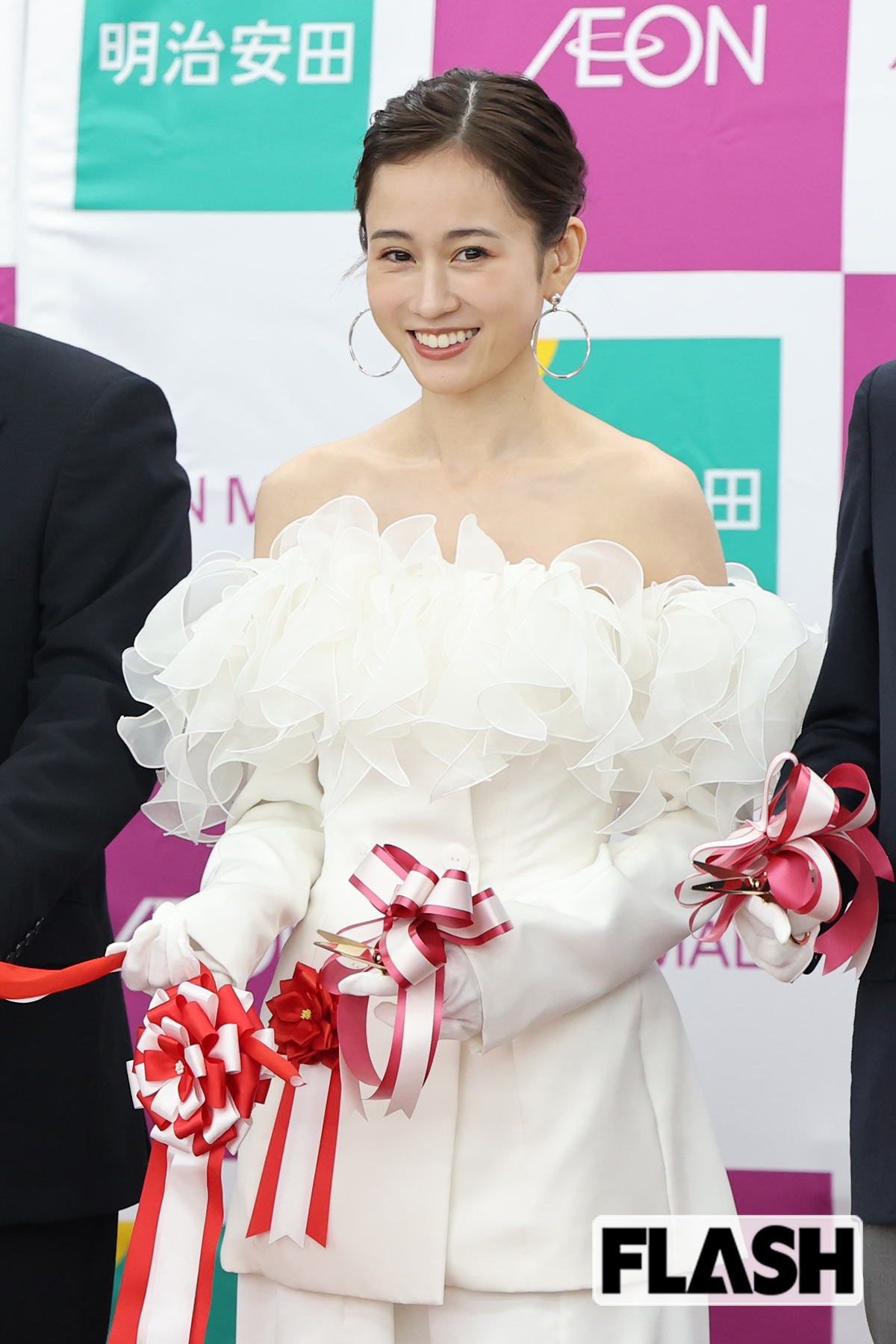 テープカットをする前田敦子