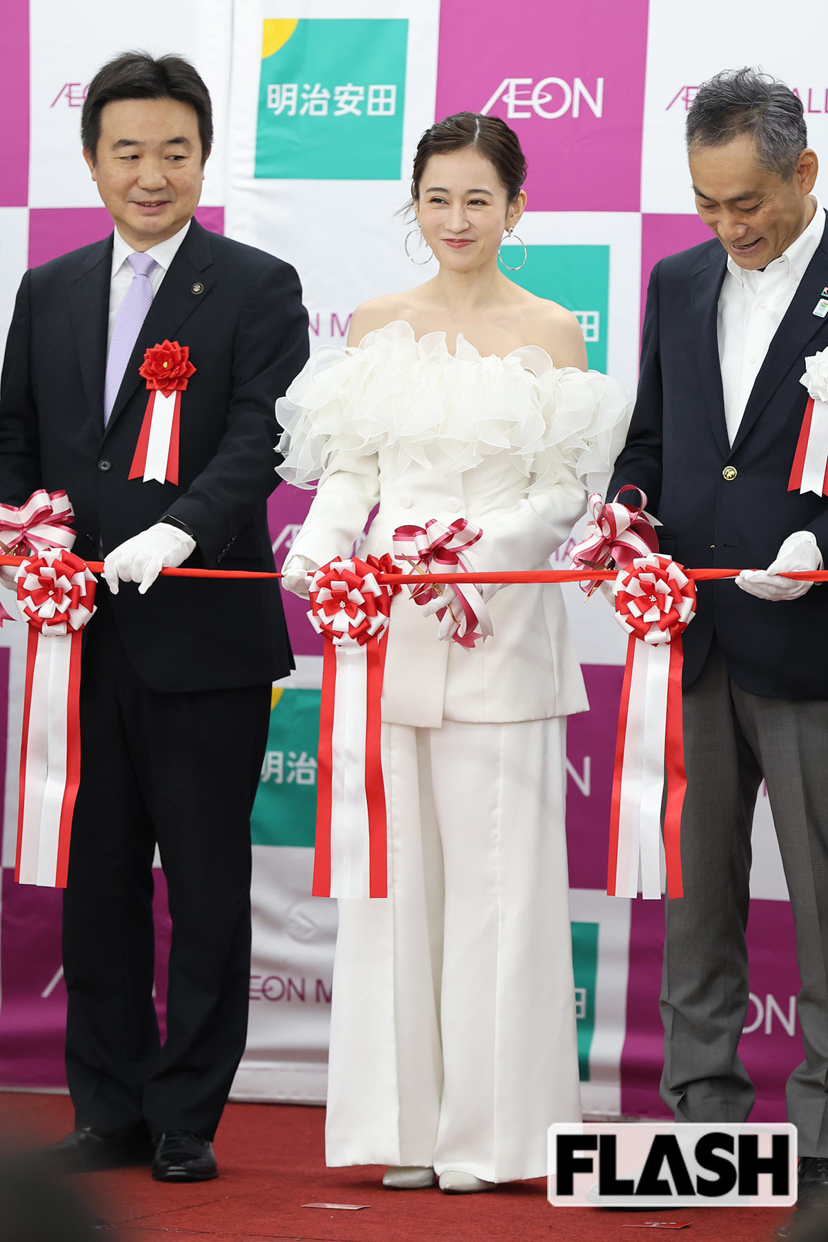 笑顔でテープカットをする前田敦子