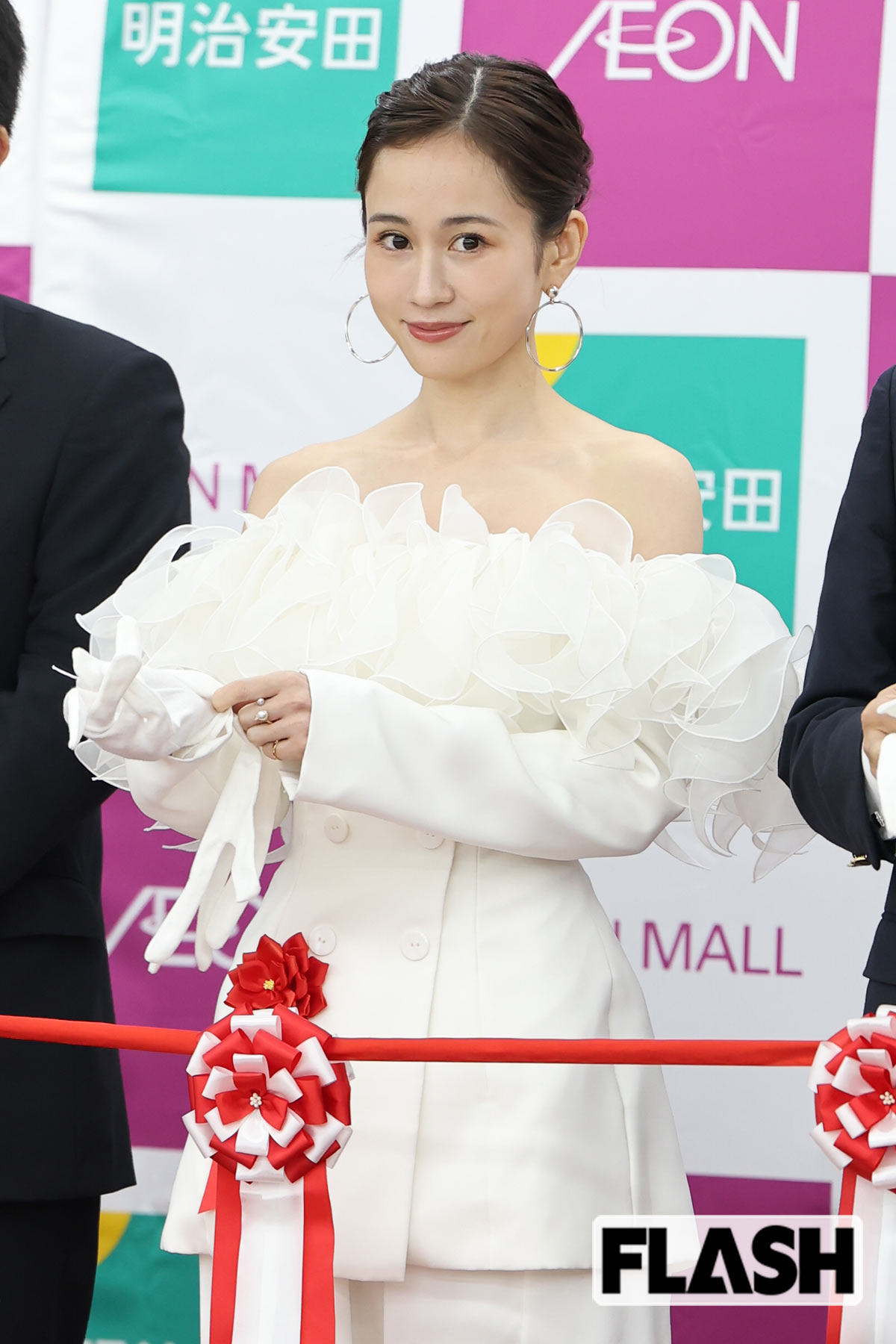 全身ホワイトコーデで登場した前田敦子