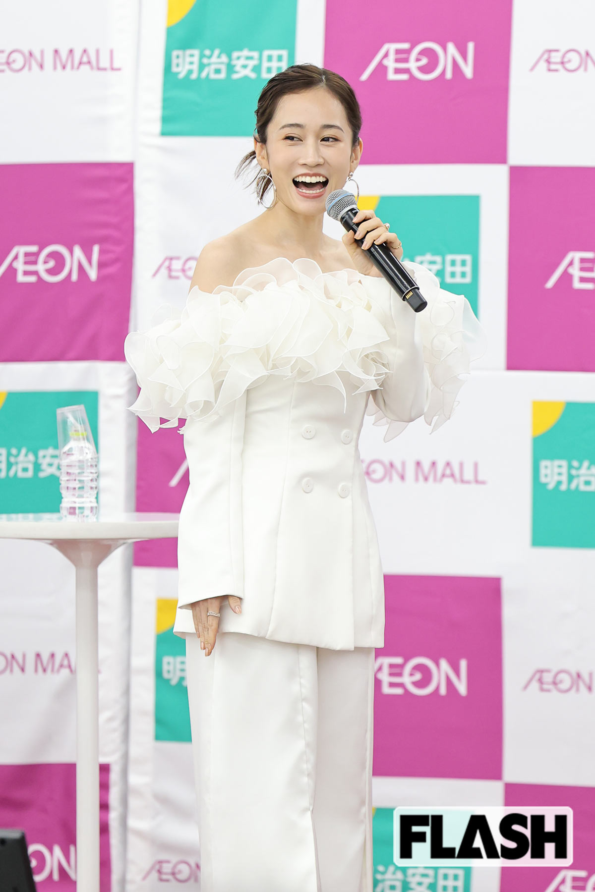 前田敦子、イオンモールに“大胆デコルテ”白ドレスで登場…アイドル卒業・離婚を経て獲得した“意外なファン層”