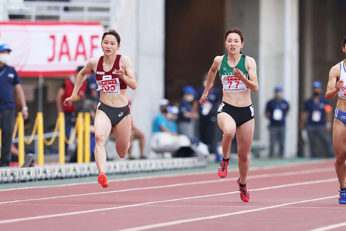 躍動する最速姉妹、壹岐あいこ（左）と壹岐いちこ（2021年、写真：森田直樹/アフロスポーツ）