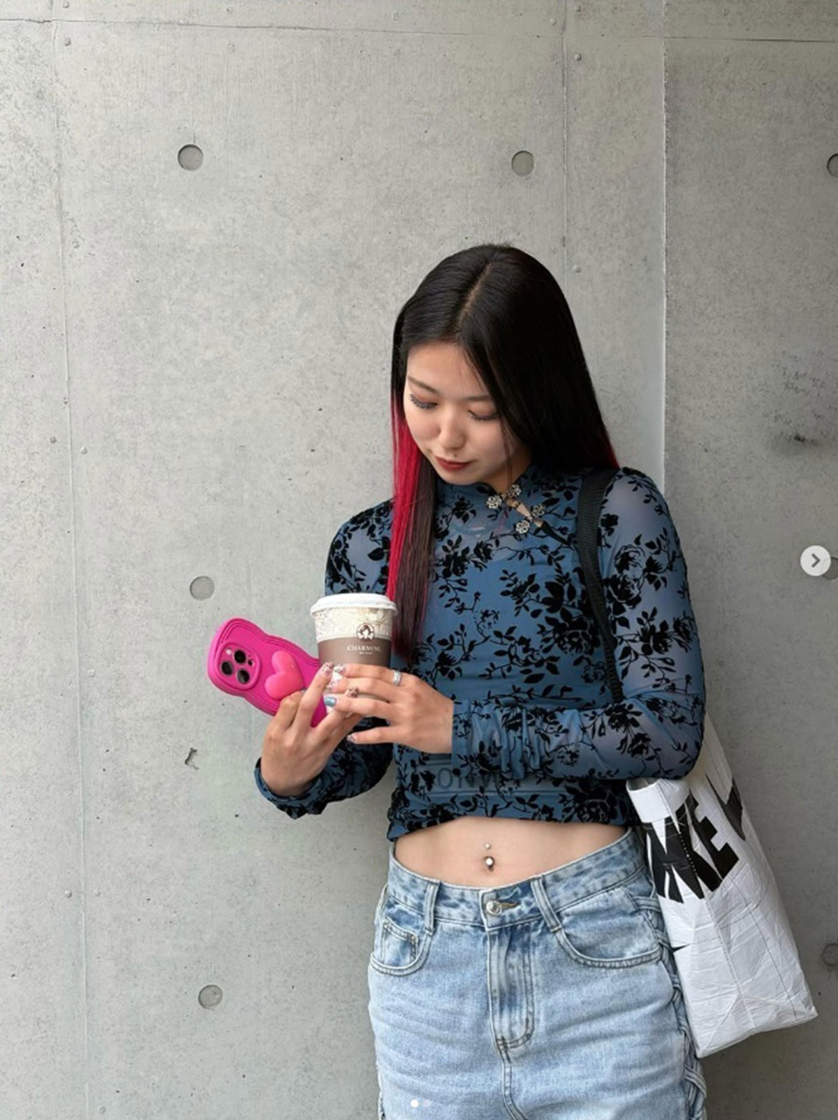 若者らしい“へそ出しルック”を公開する三浦選手。発信力は抜群だ（写真・本人Instagramより）