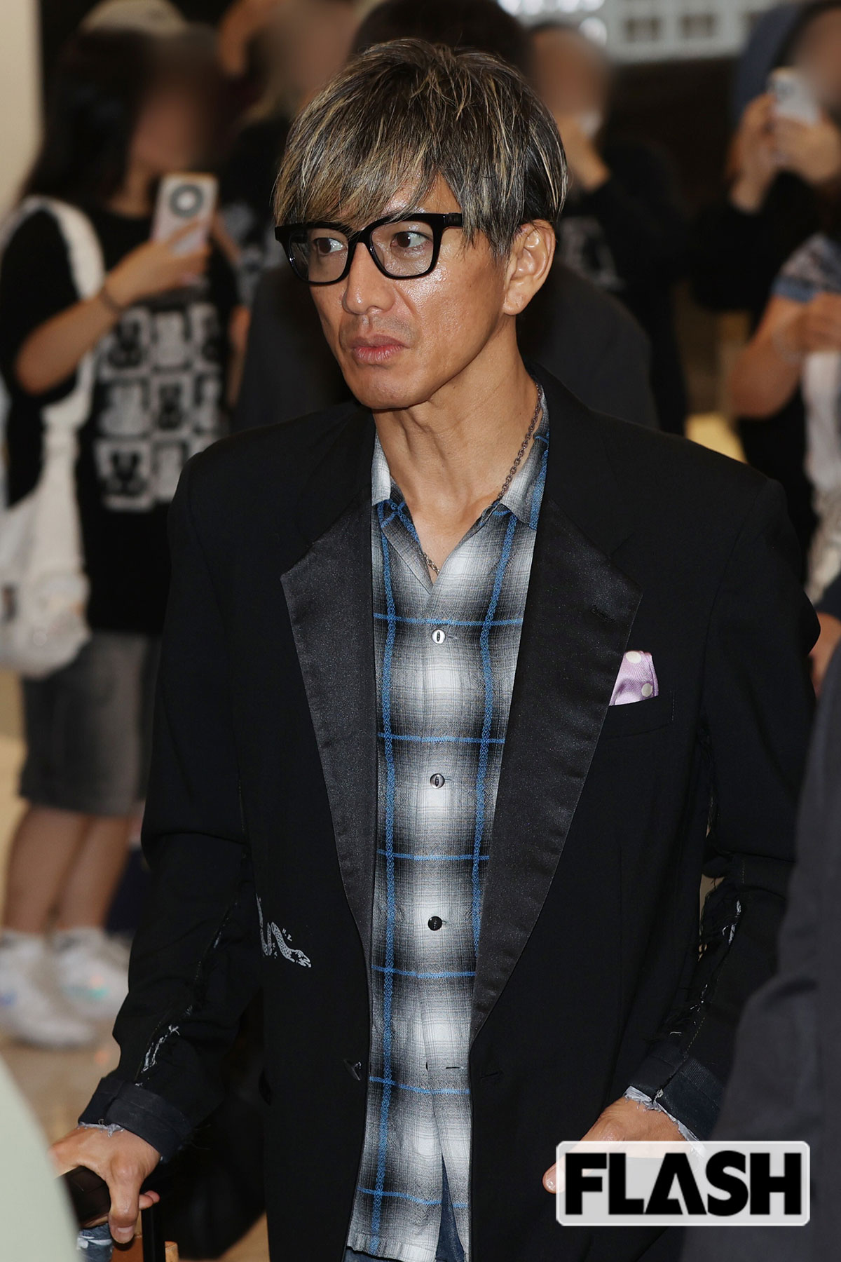 ジャケットにネルシャツを合わせた木村拓哉