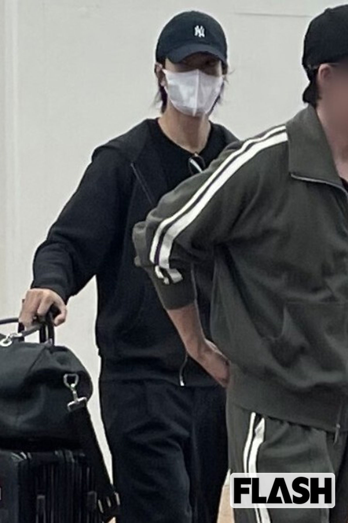 2026年9月、羽田空港に降り立った山下智久。出待ちのファンに“神対応”を見せていた（写真・金谷千治）
