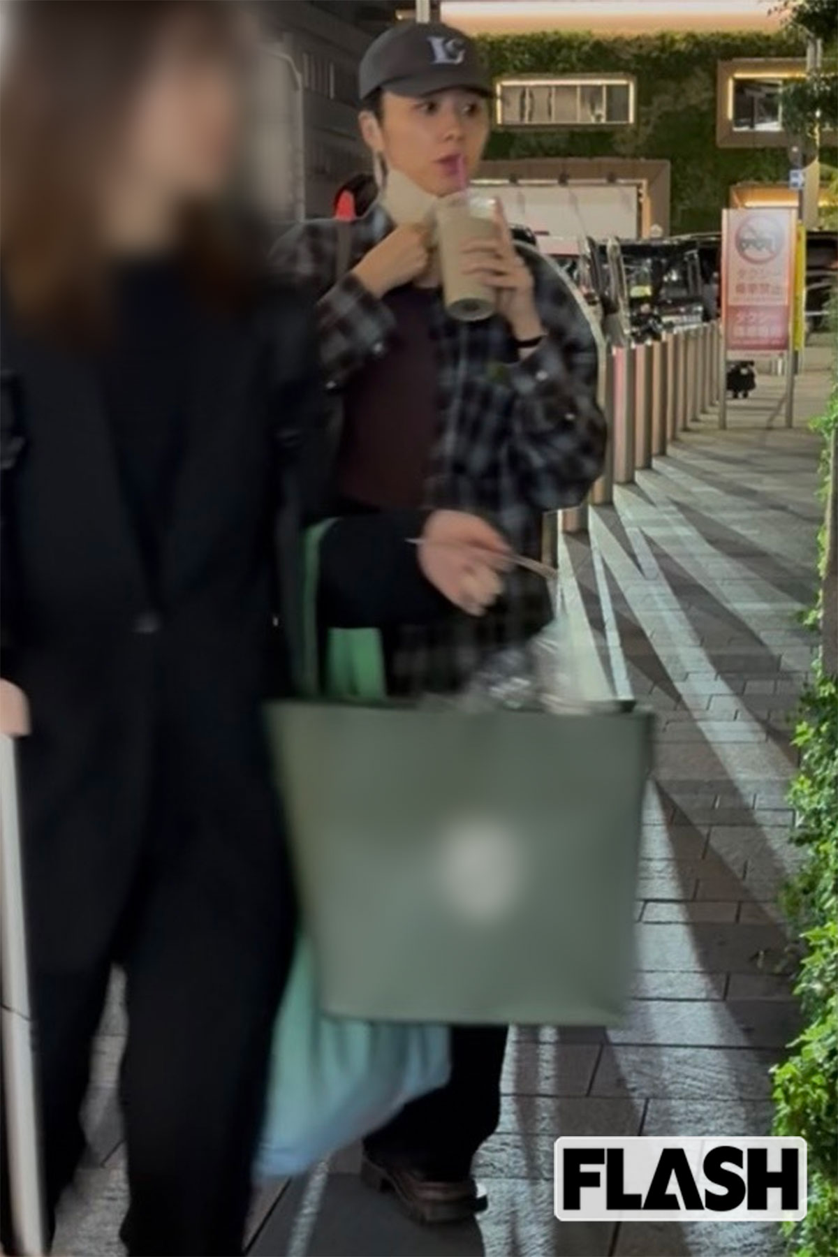 キャップにチェックシャツ、パンツというボーイッシュなスタイルで移動していた堀田真由。映画『八つ墓村』ではヒロインを務めるなど、多忙な日々を送っている