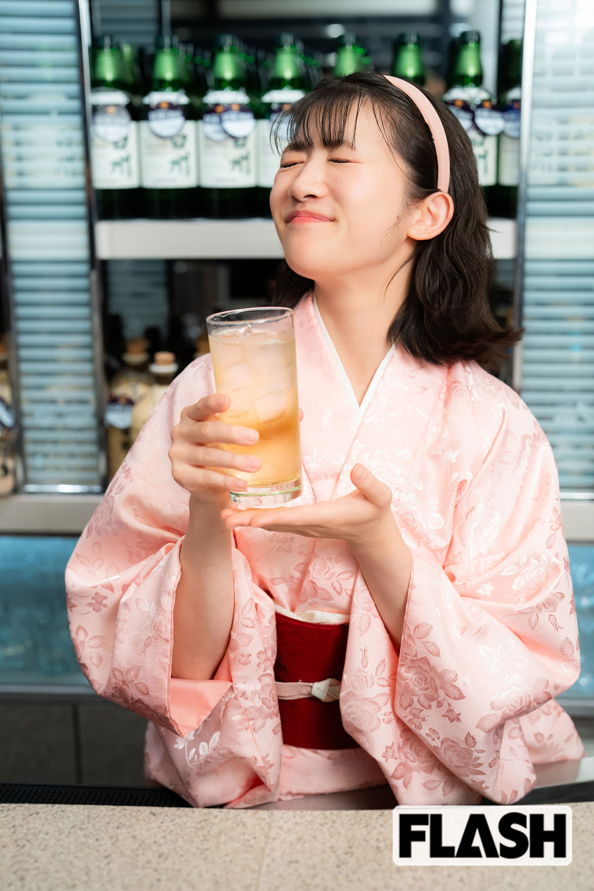 「お酒は好きなほう」と話す新井ひとみ（写真・中村 功）