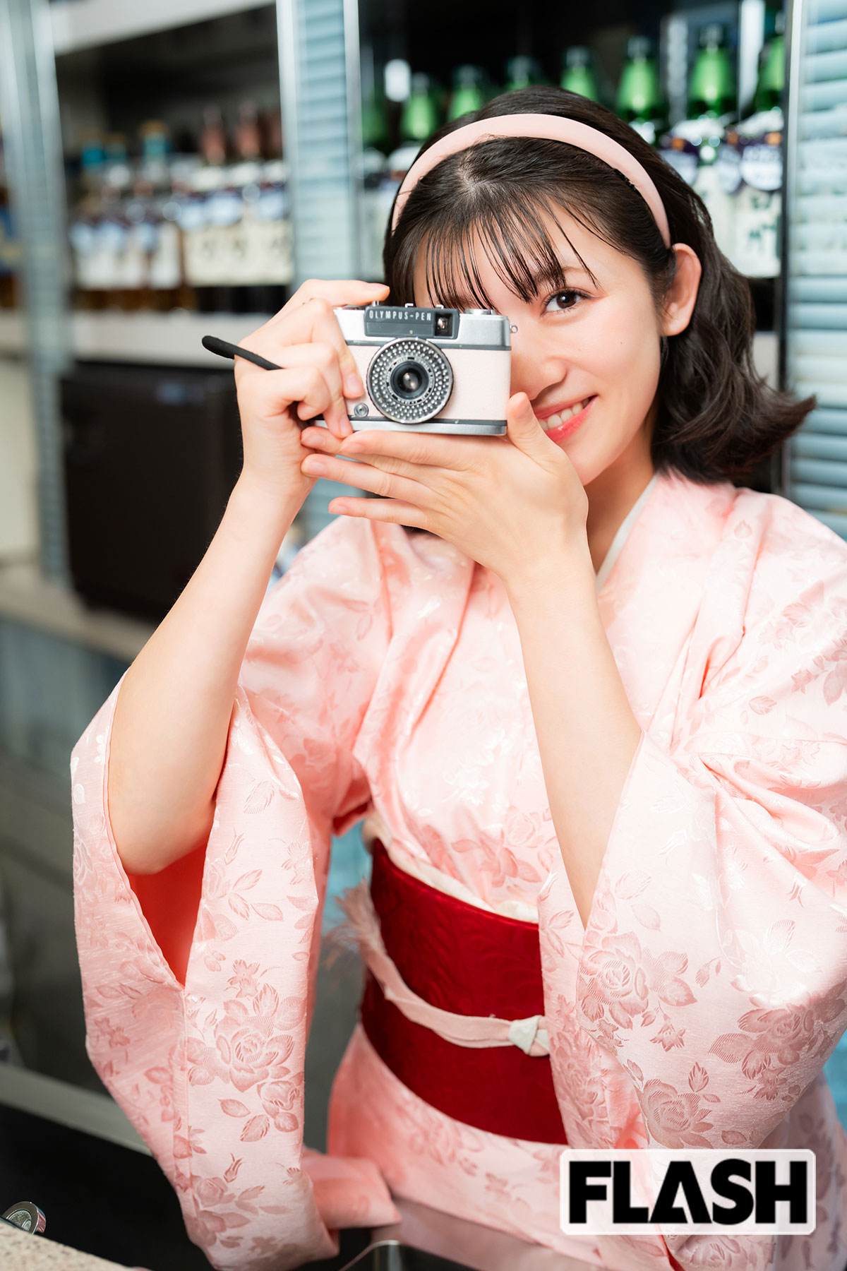 新井ひとみは、散歩中に気になったものをカメラで撮影するのが趣味だという（写真・中村 功）
