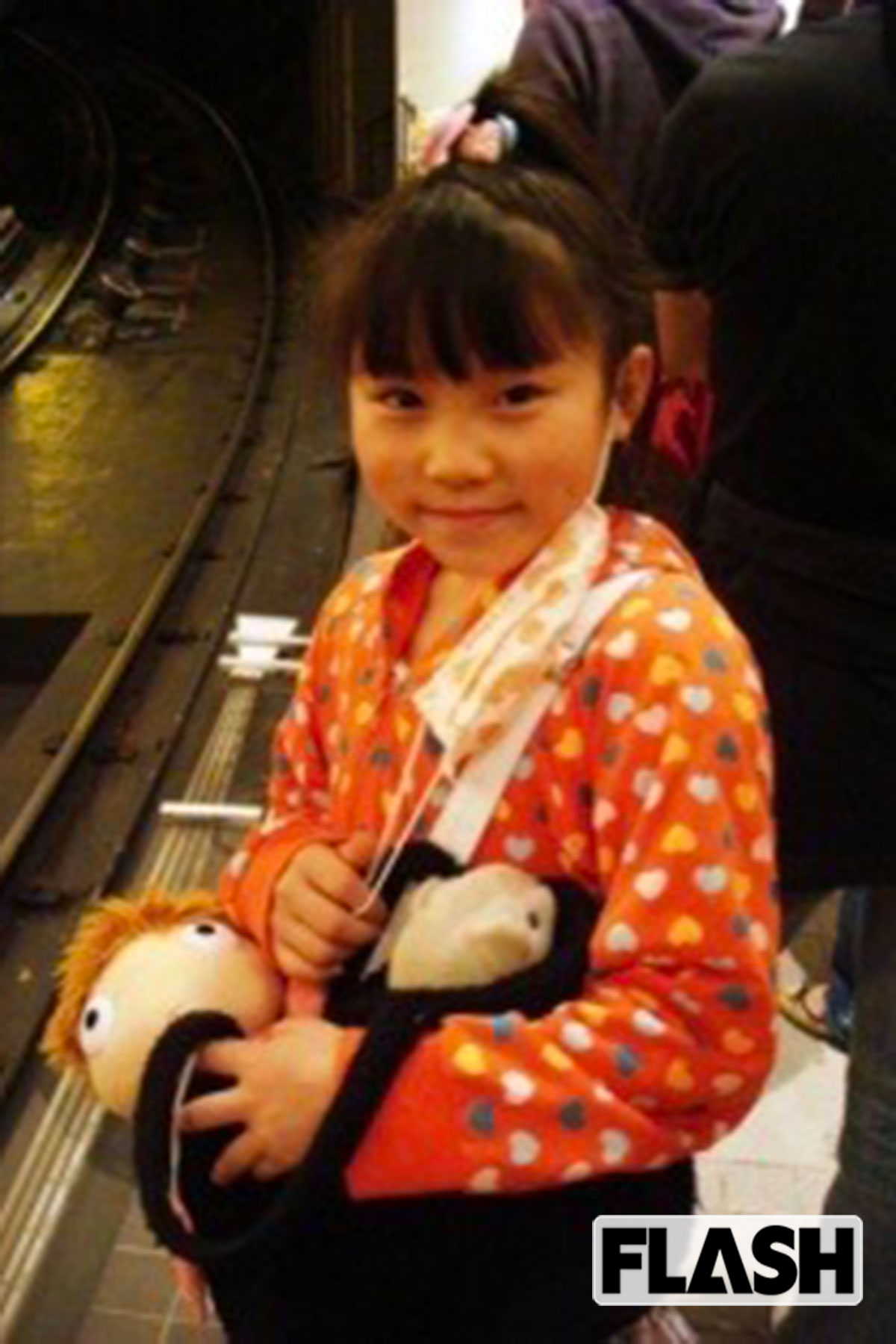 小学校4年生のころ、ポニョのぬいぐるみを持つ神月柚莉愛（写真・本人提供）