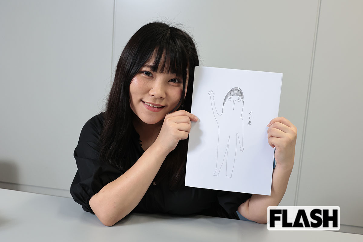 主演を務めたアニメ『クジマ歌えば家ほろろ』（AT-Xほか）の主人公・クジマを見本を見ずに描きあげた神月柚莉愛（写真・長谷川 新）