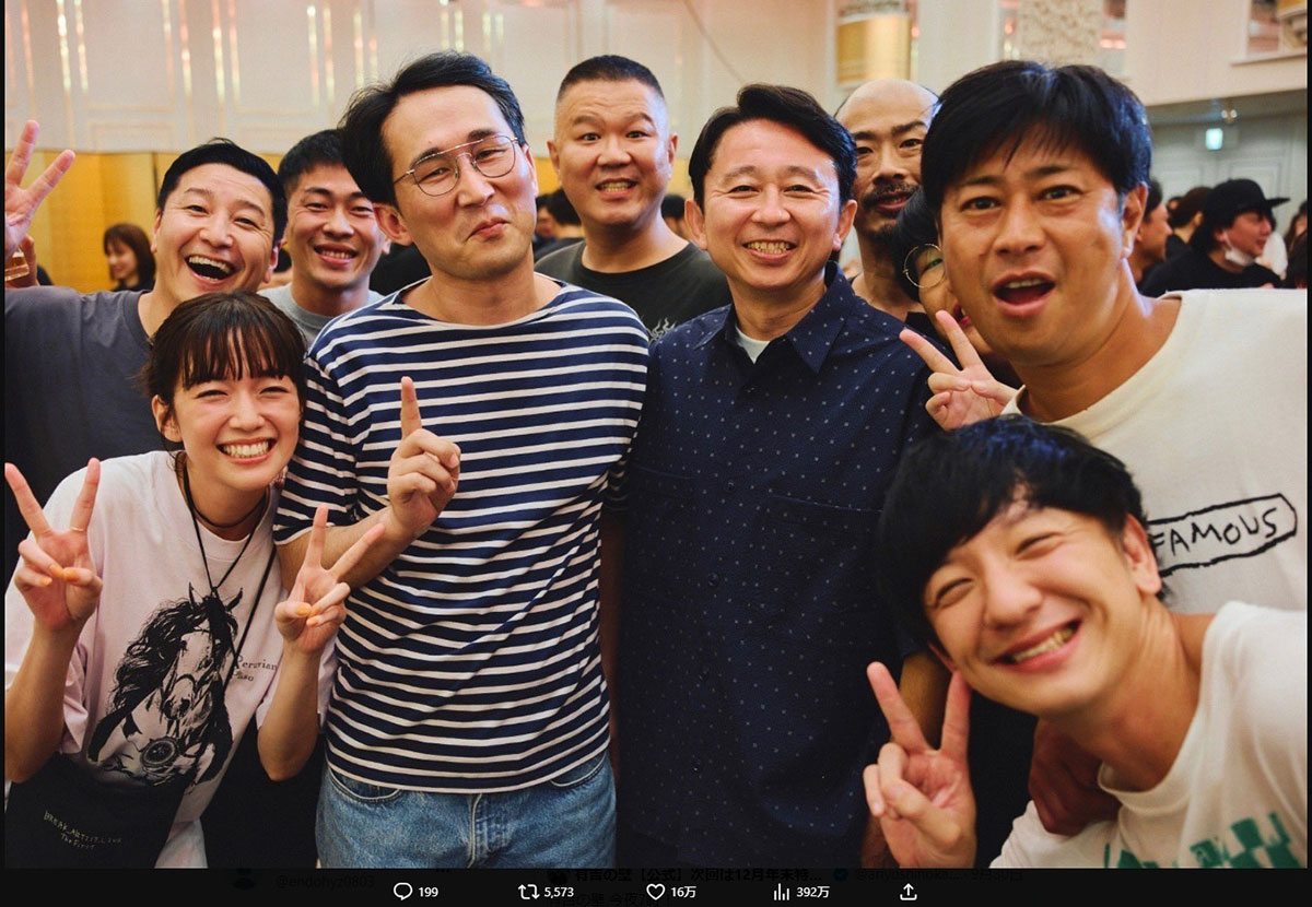 有吉弘行の後ろから顔を出すパンサー・菅良太郎。前髪を剃り上げた謎の髪型を披露した（画像・有吉弘行のX「@ariyoshihiroiki」より）