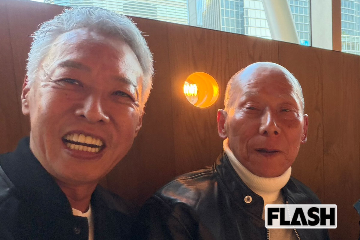 左が “猫組長” こと菅原潮氏。右側に写るのが、神戸で連続銃撃事件を起こして逮捕された、亀谷直人容疑者だ。逮捕時は79歳。菅原氏によれば、足を悪くしたとして、リュックに高齢者向けの安全マークをつけていたという