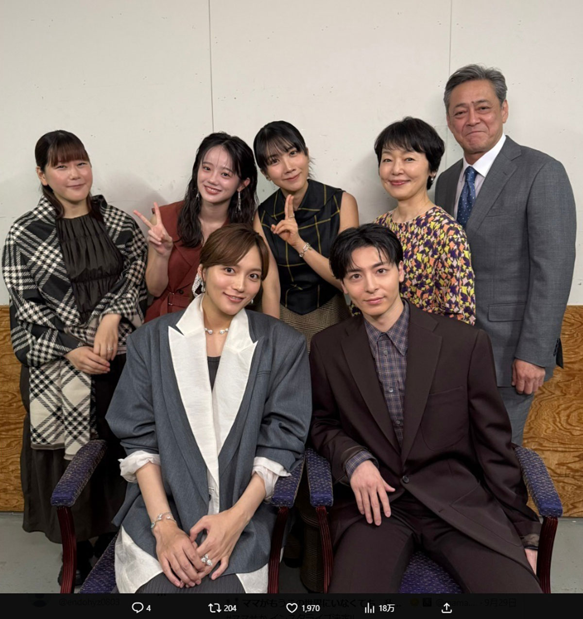 ジャケット姿で舞台あいさつに登場した川口春奈（前列左）。総額1500万円超のブシュロンのジュエリーを身に着けている（画像・『ママがもうこの世界にいなくても　私の命の日記【映画公式】』のX「@mamaseka_movie」より）