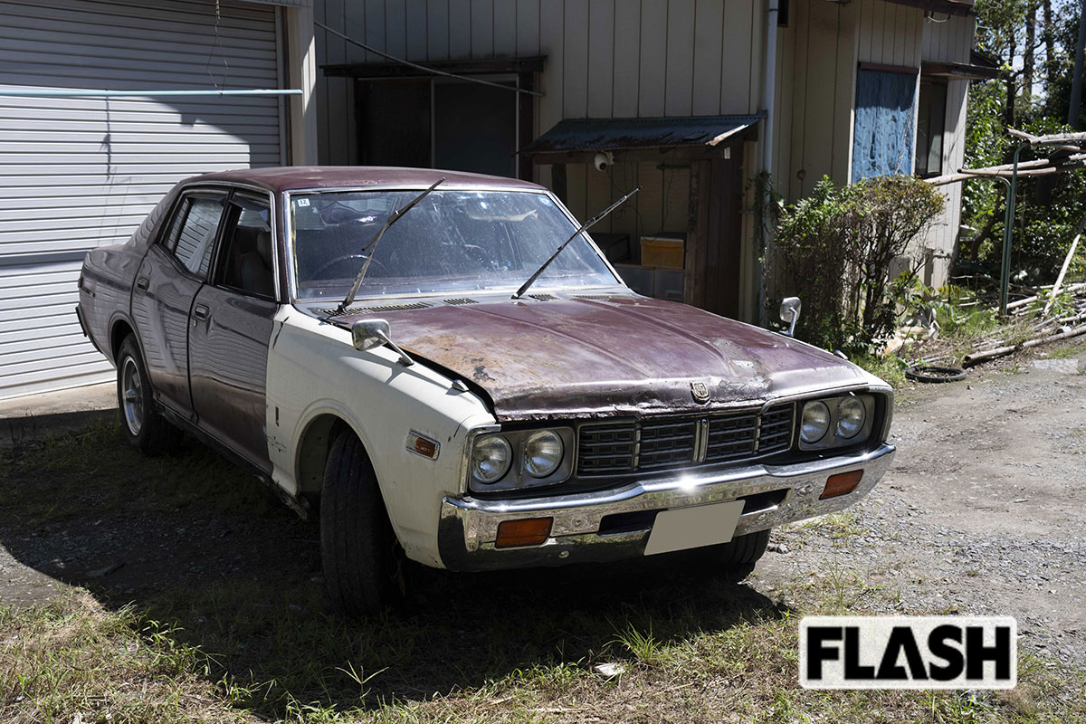Netflixドラマ『今際の国のアリス Season2』（2022年）日産セドリック330型2200デラックス（1979年式／走行距離2万5626km）のオーナーの火曜日のりょうさん。「取り外したドアやボンネットなどの破損した部品も保管しています」。