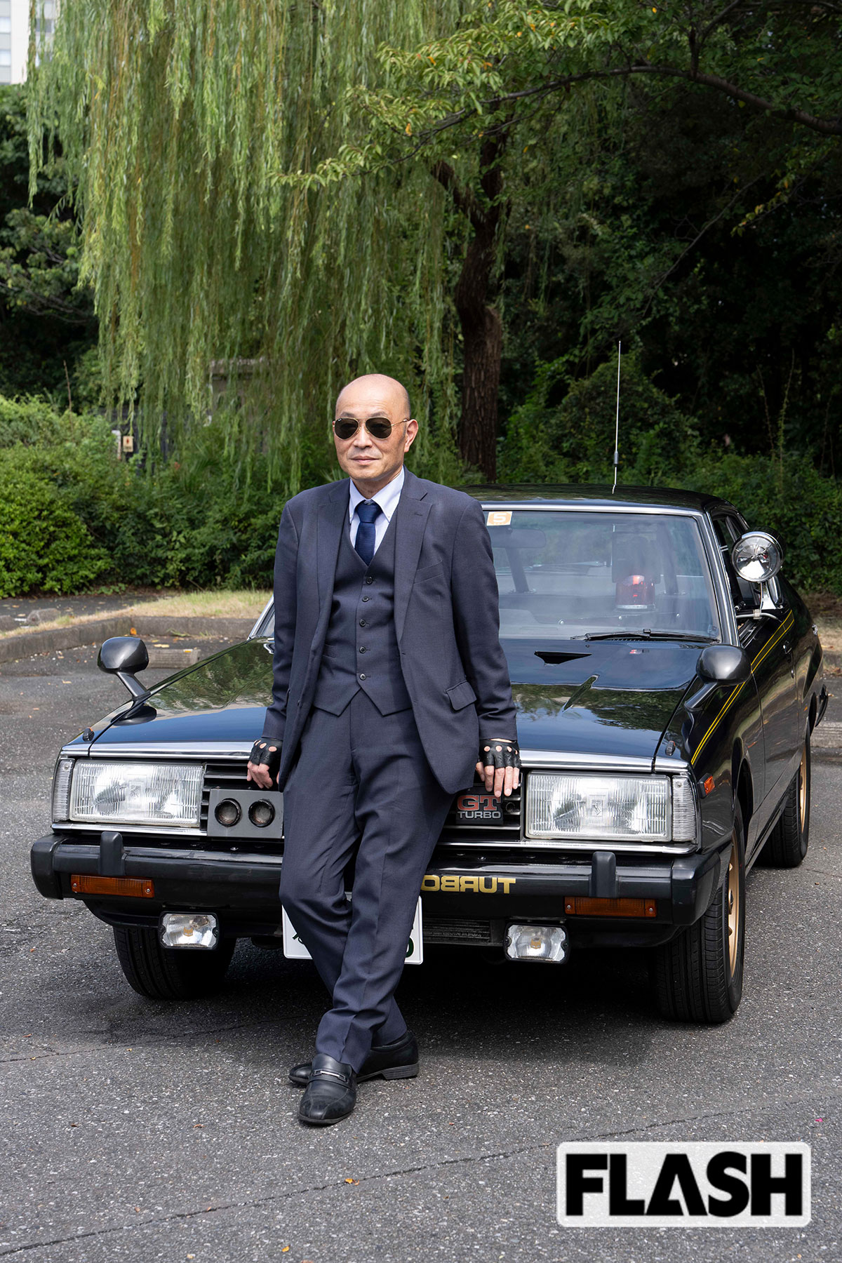 ドラマ『西部警察』（1979〜1984年、テレビ朝日系）スカイライン2000GT ターボ・スペシャルマシンX（1980年式／走行距離2万1141km）とオーナーの林エックスさん／写真・木村哲夫©石原音楽出版