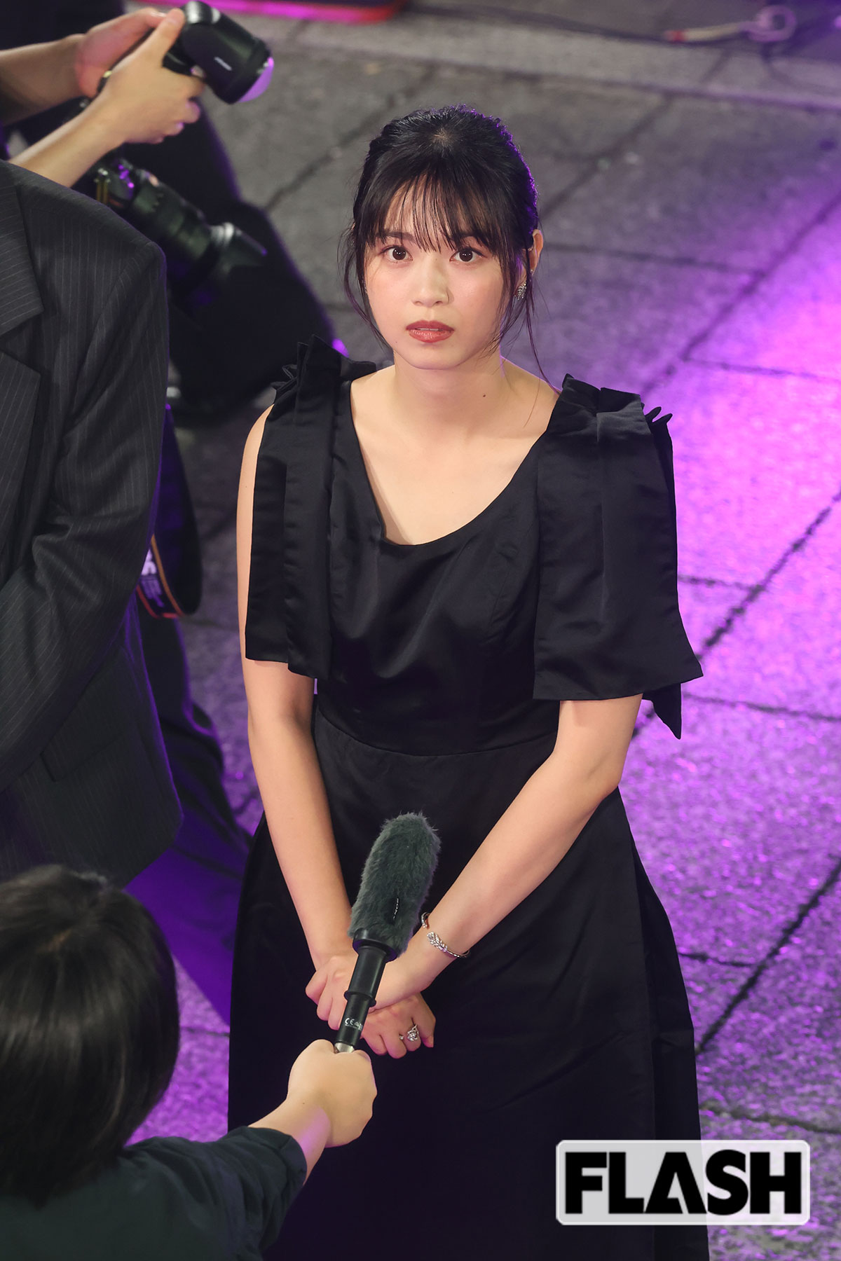 西野七瀬、アイドル時代に負けぬ“強ビジュアル”…スリット深い“妖艶ドレス”姿で歌舞伎町に　