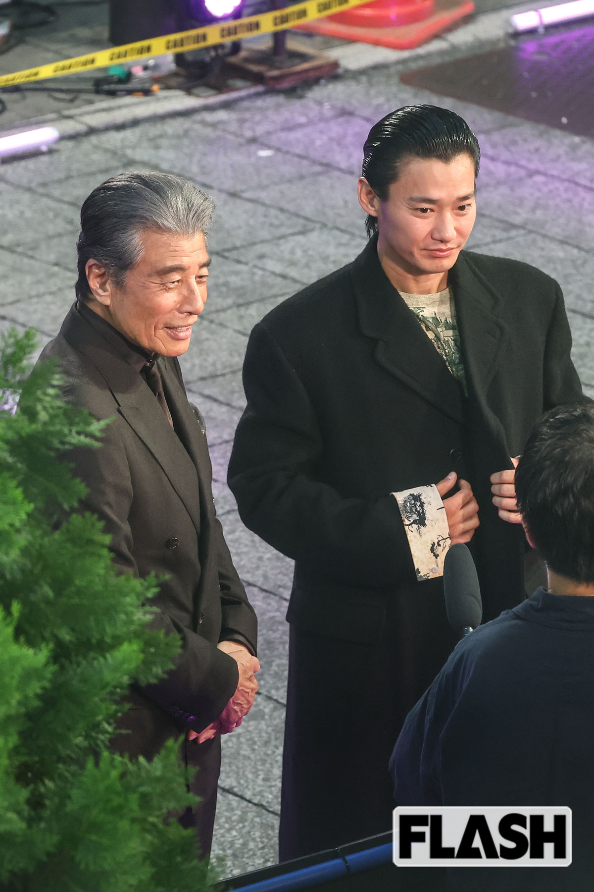談笑する舘ひろしら共演者たち