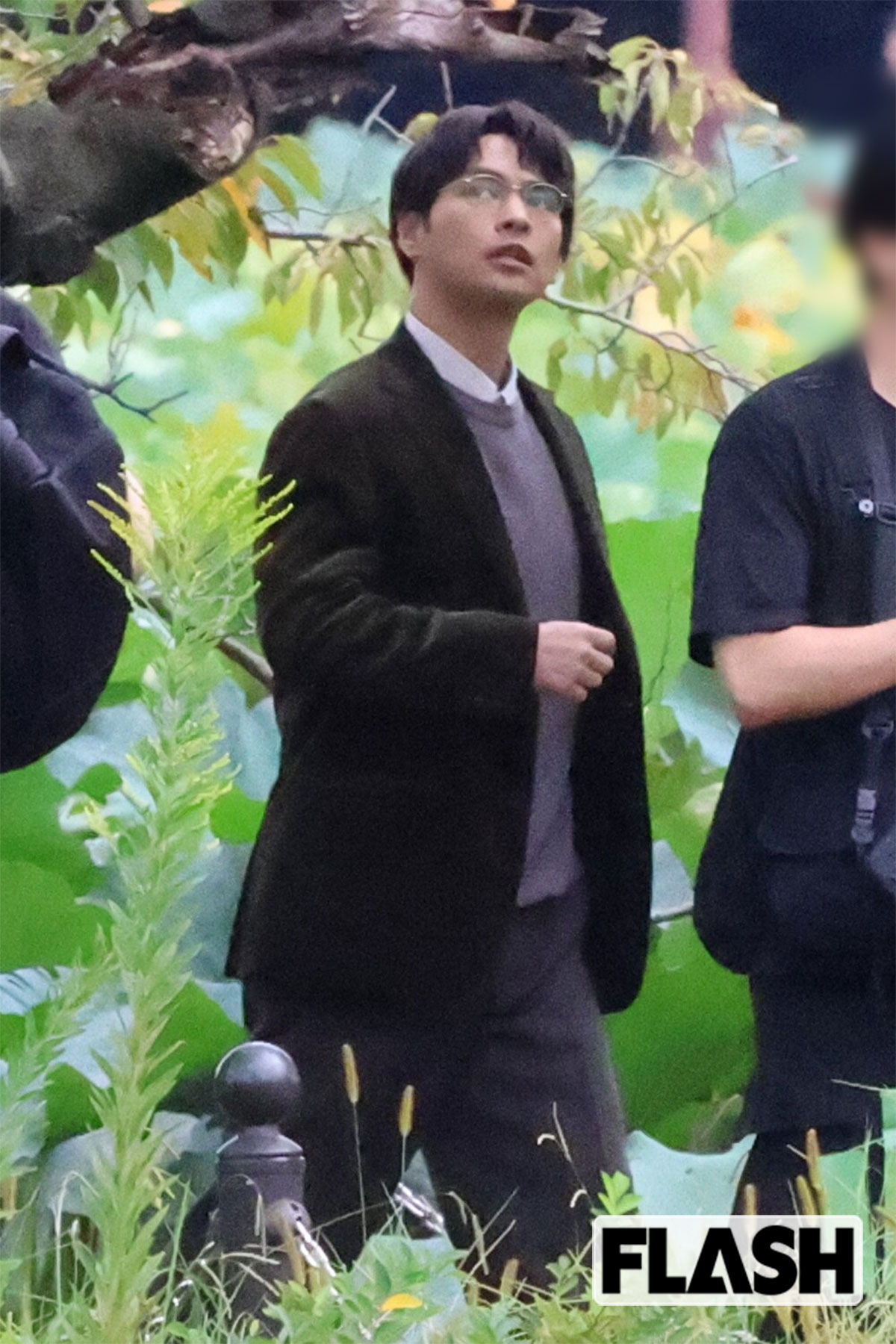 メガネをかけた柳楽優弥