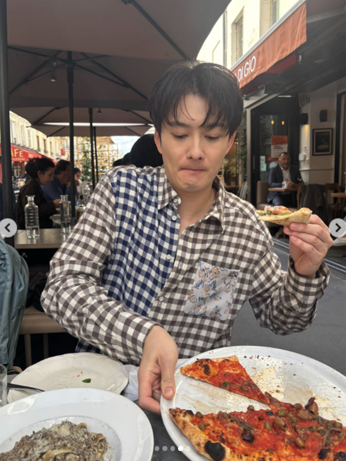 岡田将生のInstagramより。岡田の向かって左側にベビーカーらしきものが写りこんでいたことで、妻の高畑充希と一緒にいる際の写真ではないかと話題になった