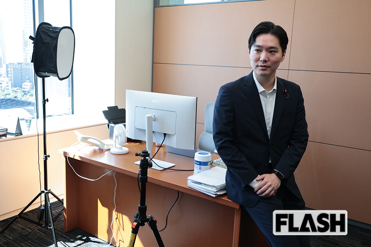 チームみらいの峰島侑也広報本部長の衆議院会館内の事務所。自席で動画の配信をおこなうことがあるため、機材が揃っている（写真・長谷川 新）