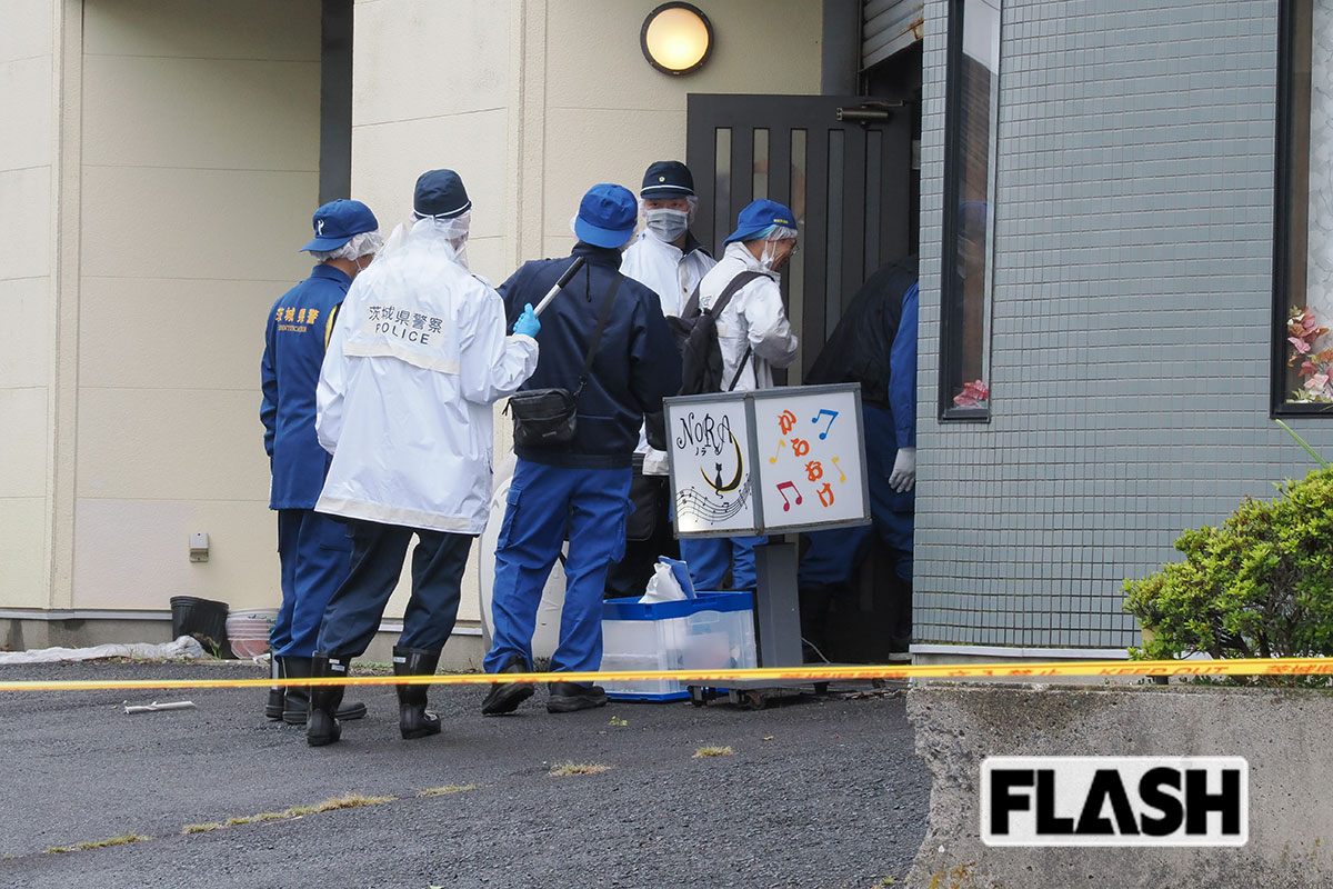10月7日、事件現場となったスナックを、警察が捜索していた（写真・梅基展央）