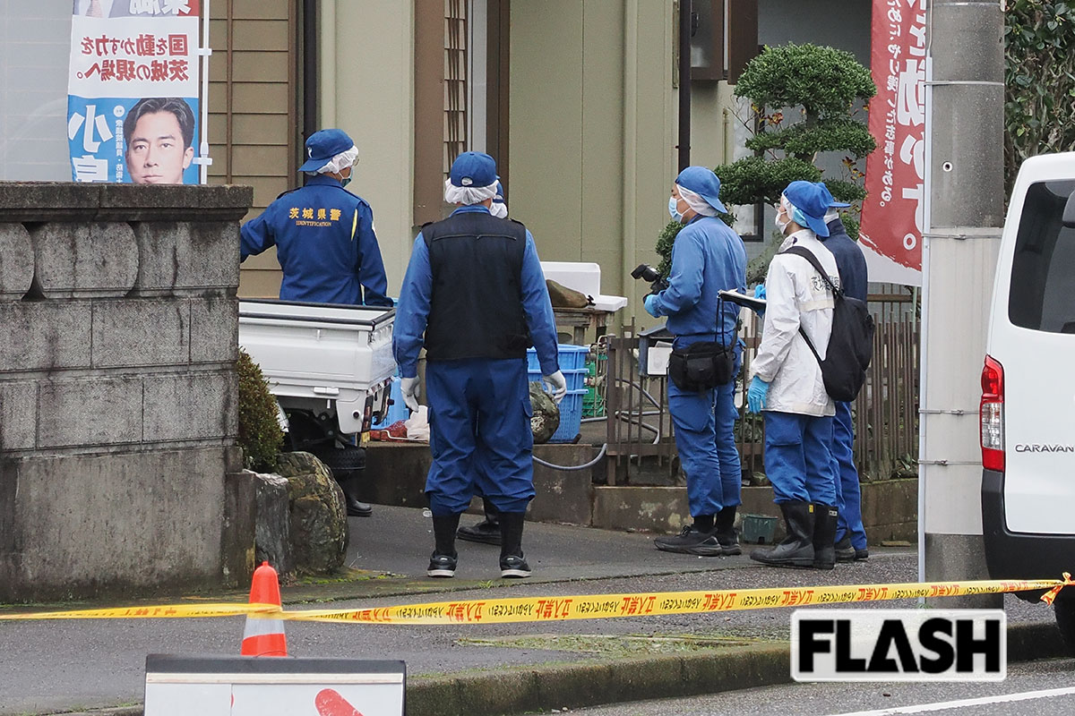 10月7日、事件現場となったスナックを、警察が捜索していた（写真・梅基展央）
