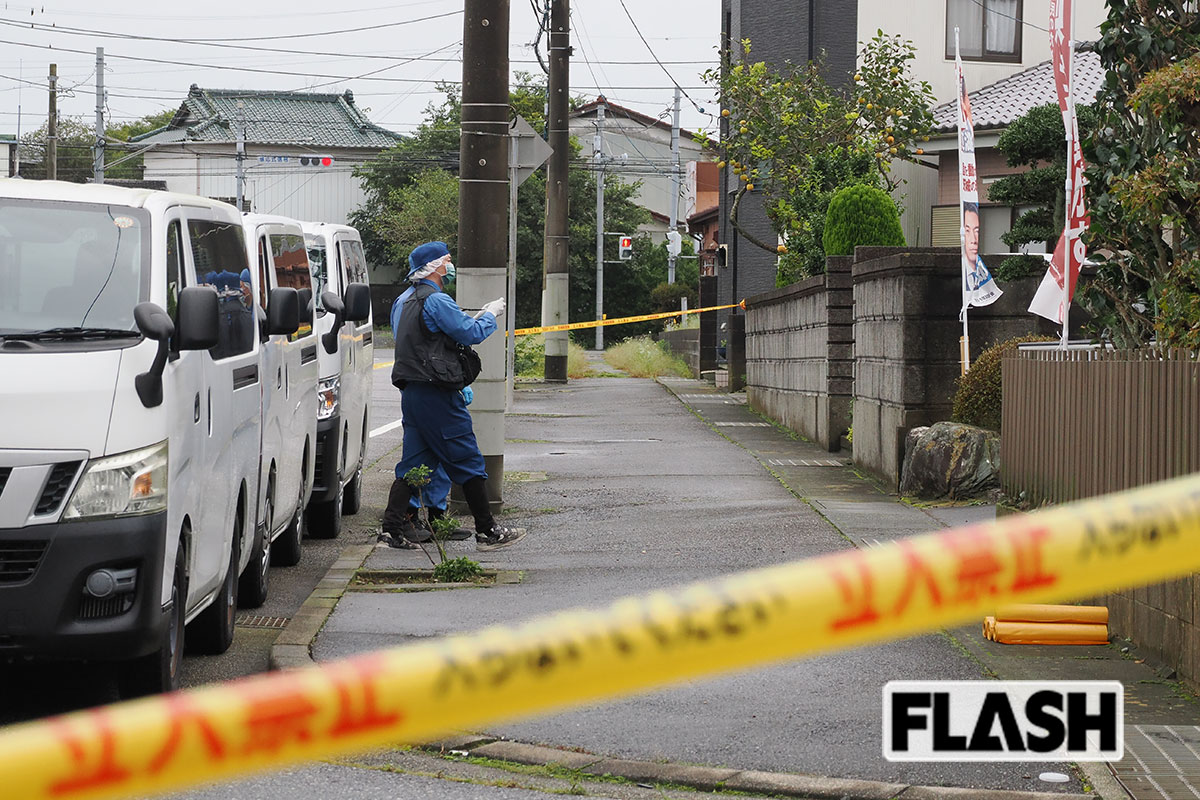 10月7日、事件現場となったスナックを、警察が捜索していた（写真・梅基展央）