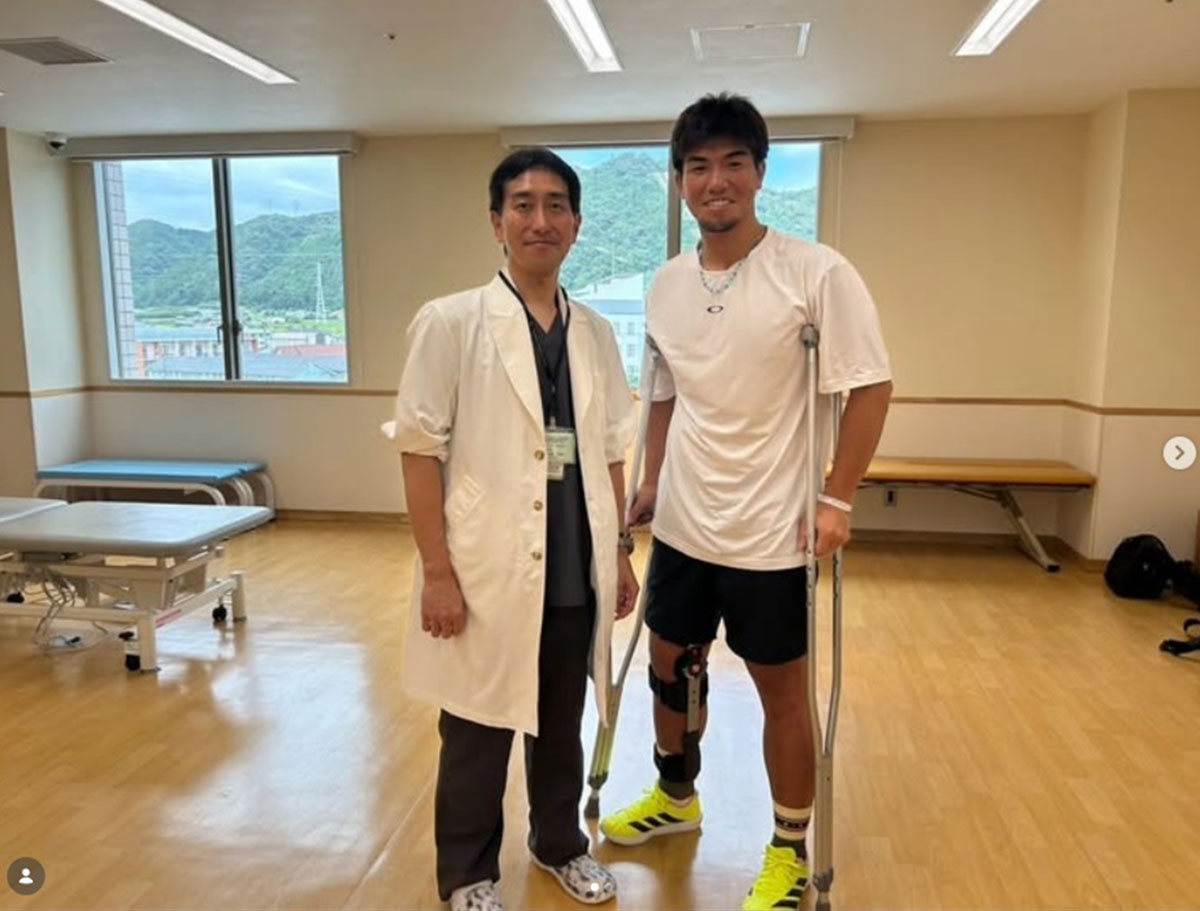 右膝後十字靱帯損傷という大怪我を負った頓宮裕真。現在リハビリに励んでいる（写真・本人のInstagramより）