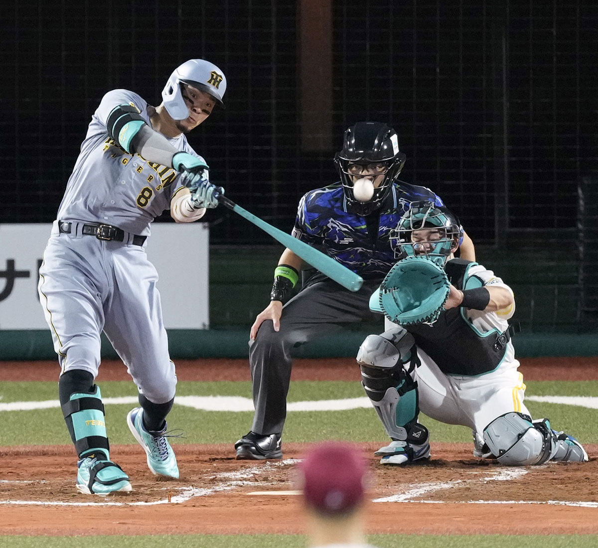 「マイナビオールスターゲーム2026」で水色のバットを使用した阪神の佐藤輝明（写真・共同通信）