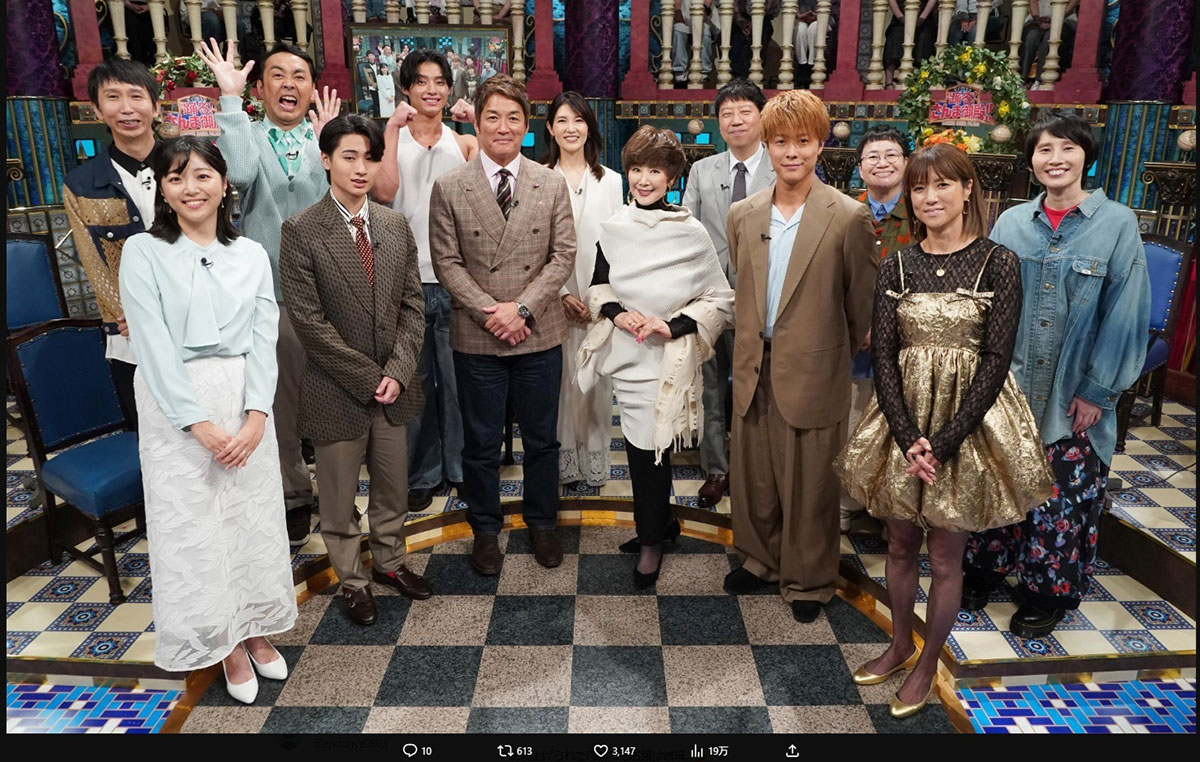 大胆ミニスカ衣装で登場したhitomi（右から2人め　画像・『さんま御殿【日テレ公式】』のX「@sanmagoten_ntv」より）